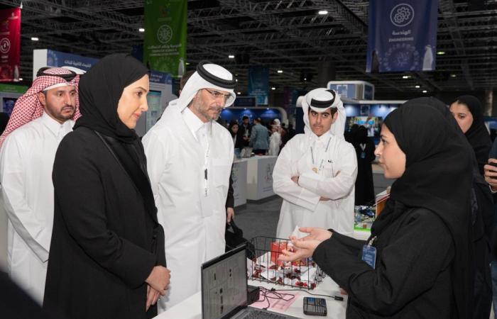 وزراء ومسؤولون يطّلعون على مشاريع الطلبة في اليوم الثاني للمعرض الوطني للبحث العلمي والابتكار