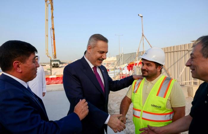 بالصور.. وزير الخارجية التركي يزور موقع بناء المدرسة التركية في قطر