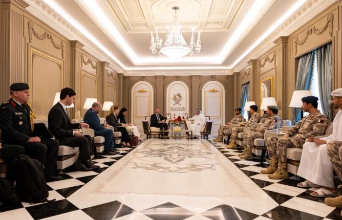  نائب رئيس مجلس الوزراء ووزير الدولة لشؤون الدفاع يلتقي وزير الدفاع الوطني الكندي