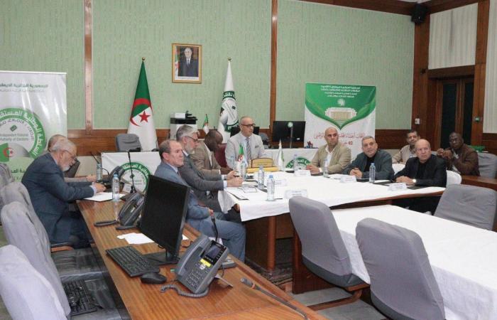 المعارضة
      الجزائرية
      «تستنجد»
      بالرئاسة
      لمواجهة
      «أزمة
      التزكيات»