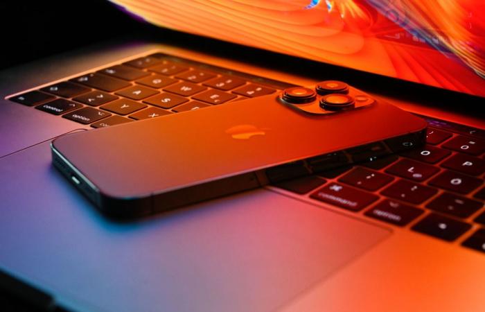 آبل تستعين بمصانع إنتل لتصنيع رقاقات مستقبلية لأجهزة آيفون وماك