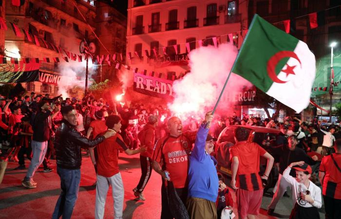 «أبطال
      أفريقيا»:
      صن
      داونز
      يهزم
      الجيش
      الملكي
      في
      ذهاب
      النهائي