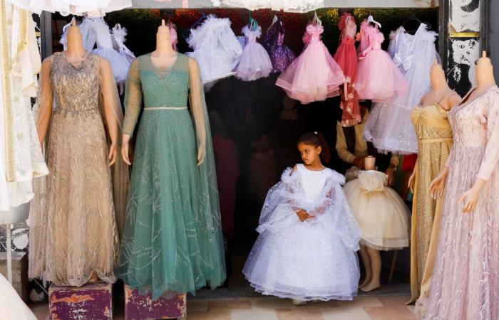 كيف
      تقتنص
      عرائس غزة
      «الفرح»
      من
      فساتين
      الزفاف
      البالية؟