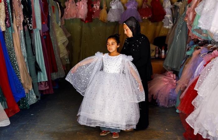 كيف
      تقتنص
      عرائس غزة
      «الفرح»
      من
      فساتين
      الزفاف
      البالية؟