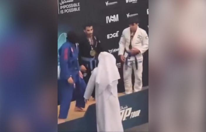 بالفيديو| البطل الكويتي جاسم الحاتم يرفض مصافحة لاعب إسرائيلي