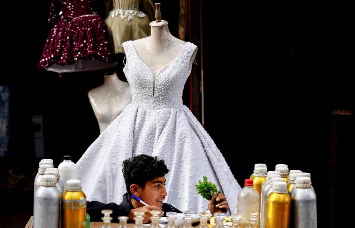 كيف
      تقتنص
      عرائس غزة
      «الفرح»
      من
      فساتين
      الزفاف
      البالية؟