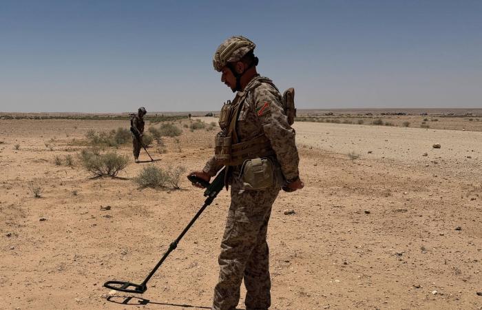 محكمة
      الجنايات
      في
      دمشق
      تؤجل
      محاكمة
      عاطف
      نجيب
      إلى
      19
      يونيو