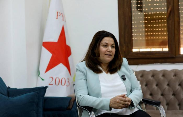 «المحامين
      السورية»
      تمنع
      أعضاءها
      من
      التوكل
      عن
      451
      شخصاً
      بينهم
      أسماء
      وبشرى
      الأسد