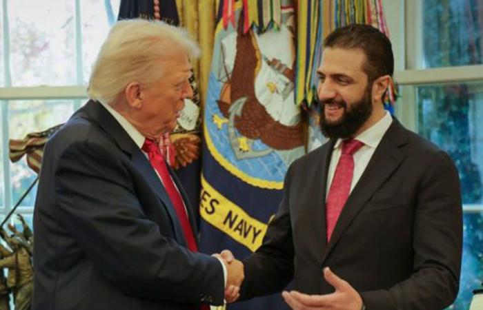 سوريا.. أحمد الشرع يكشف بصورة هدية من ترامب ويعلق