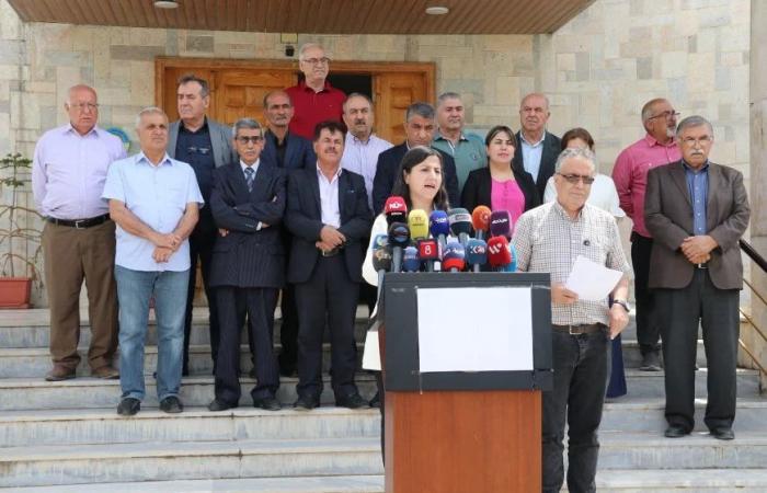 «المحامين
      السورية»
      تمنع
      أعضاءها
      من
      التوكل
      عن
      451
      شخصاً
      بينهم
      أسماء
      وبشرى
      الأسد