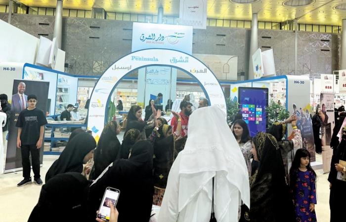معرض الدوحة للكتاب| جناح "دار الشرق" يستقطب المؤلفين والجمهور