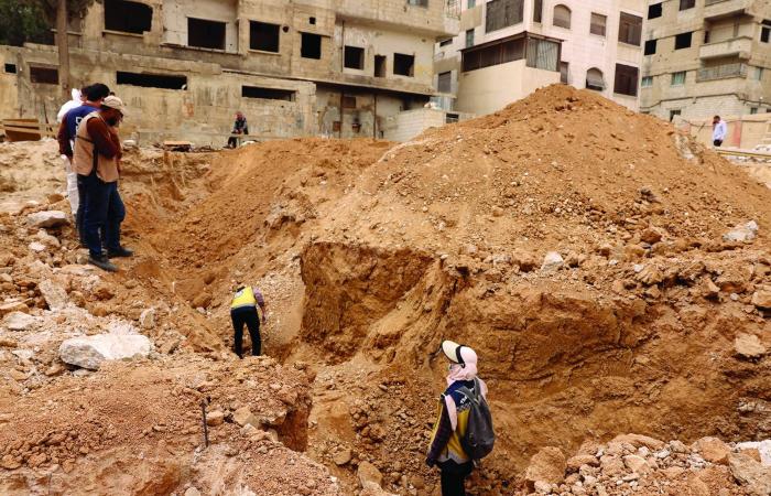 العثور
      على
      رفات
      بشري
      في
      منطقة
      المزة
      بالعاصمة
      السورية