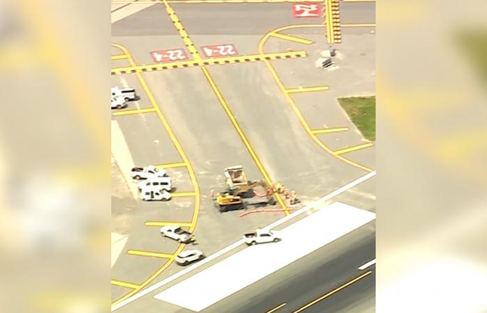 حفرة انهيار أرضي بجوار مدرج مطار لاغوارديا تتسبب في تأخير رحلات جوية