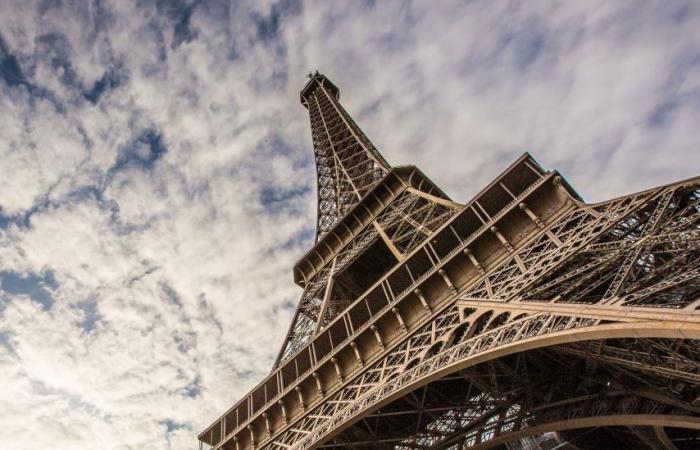 جزء من برج إيفل للبيع في مزاد علني