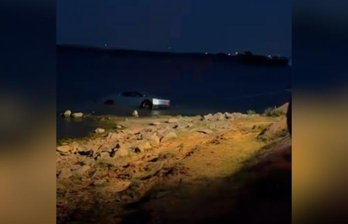 سائق يقود شاحنة تسلا "سايبرتراك" داخل بحيرة في تكساس.. شاهد ما حدث له