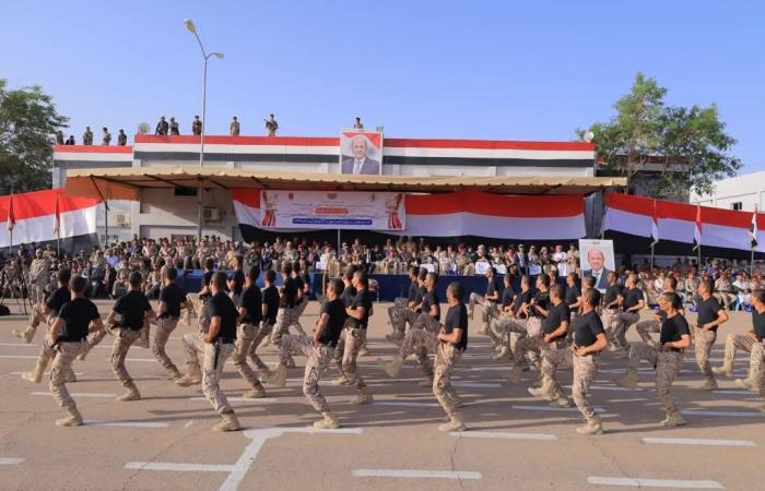 وزارة
      الدفاع
      اليمنية:
      ماضون
      في
      توحيد
      القرار
      العسكري
      وإنهاء
      تعدد
      التشكيلات