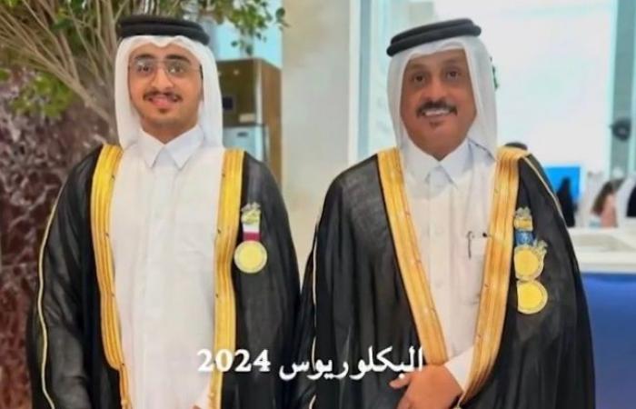 قطري يتحدى مقولة "بعدما شاب ودوه الكتاب" ويتخرج مع ابنه في يوم واحد 