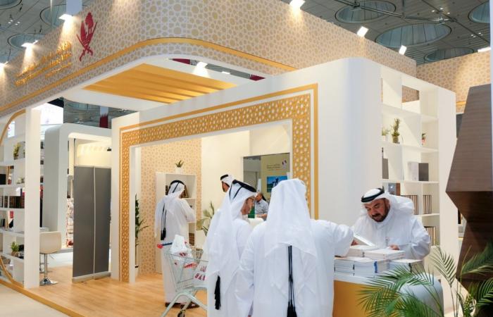 إقبال واسع على جناح وزارة الأوقاف بمعرض الدوحة للكتاب