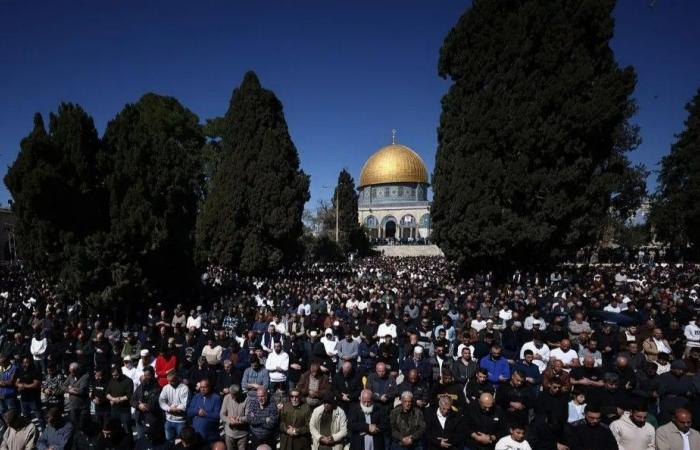 نحو 70 ألفاً يؤدون صلاة الجمعة في المسجد الأقصى