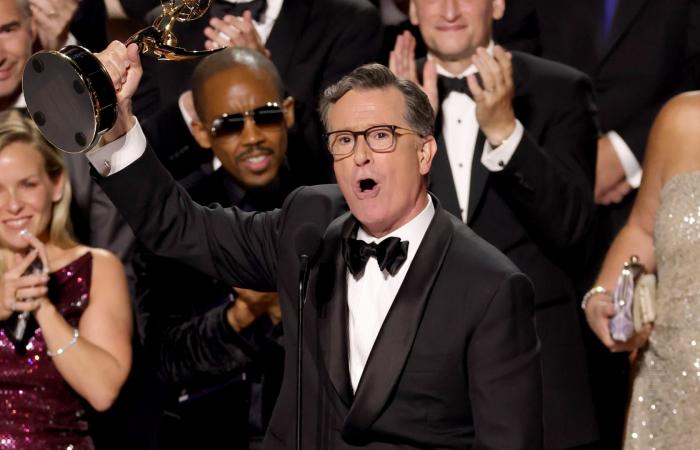 في وداع مؤثر لبرنامج The Late Show.. مذيع CNN: إنها ليلة حزينة أن نرى ستيفن يودعنا