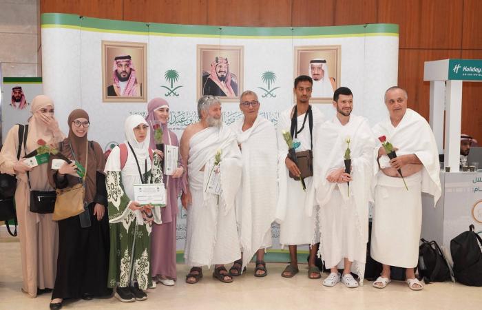 ذوو
      شهداء
      ومصابي
      الجيش
      اليمني
      يصلون
      الوديعة
      لأداء
      الحج