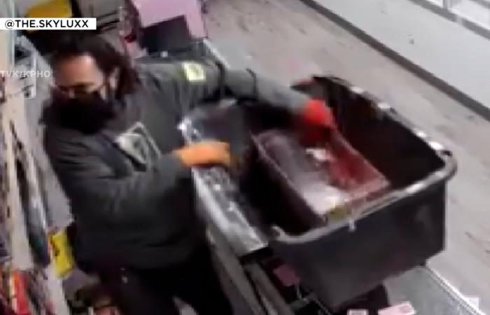 بطاقات ثمينة أصبحت هدفا للسرقة.. كاميرا توثق عملية سطو نفذها رجل ملثم بأمريكا