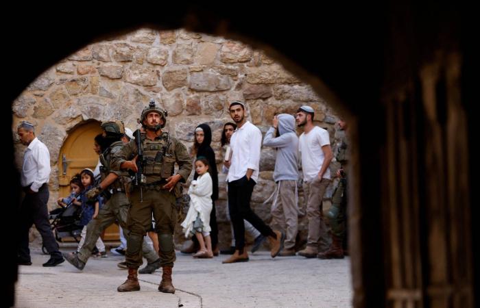قرية
      «الولجة»
      الفلسطينية...
      كُلما
      أقيم
      فيها
      بيت
      هدمته
      إسرائيل