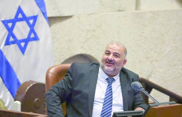 الجيش
      الأميركي
      يعلن
      قصف
      قوارب
      ومنصات
      إطلاق
      صواريخ
      إيرانية
