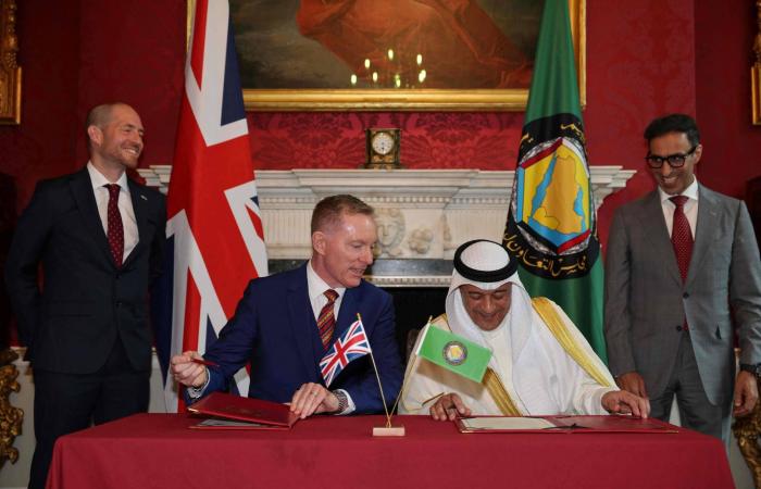 رئيس
      الفريق
      التفاوضي:
      الاتفاقية
      الخليجية
      -
      البريطانية
      خطوة
      استراتيجية
      في
      عالم
      مضطرب