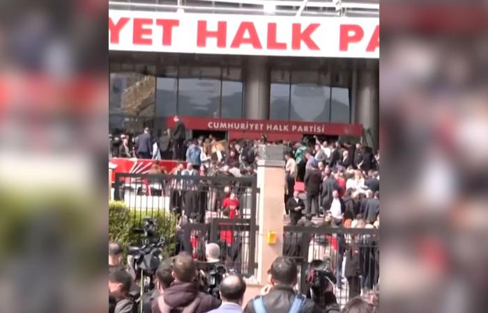 شاهد كيف اقتحمت الشرطة التركية مقر حزب المعارضة الرئيسي في البلاد