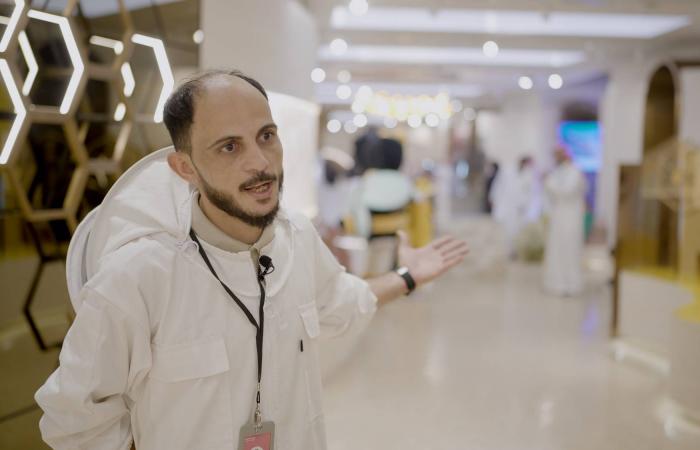 العسل
      يحلي
      «واحة
      الرياض»...
      تجارب
      حية
      تكشف
      أسرار
      الشهد
      الأصفر