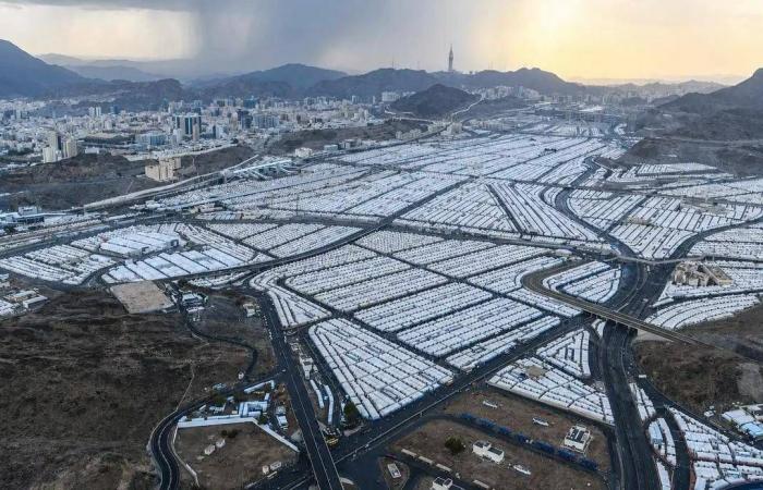 الحجاج
      يبيتون
      في
      مِنى
      عشية
      الركن
      الأعظم