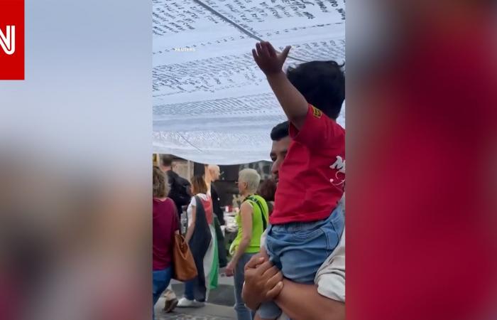 متابعة: بمظاهرة في نابولي.. لافتة بطول 82 قدمًا تحمل أسماء 18 ألف طفل فلسطيني قُتل في غزة