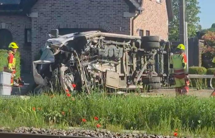 قتلى
      وجرحى
      في
      حادث
      اصطدام
      قطار
      بحافلة
      مدرسية
      في
      بلجيكا