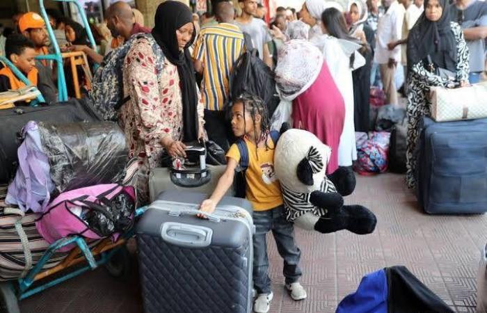 تكدس
      المعابر
      وارتفاع
      التكاليف
      يعيقان
      عودة
      السودانيين
      من
      مصر
      خلال
      العيد