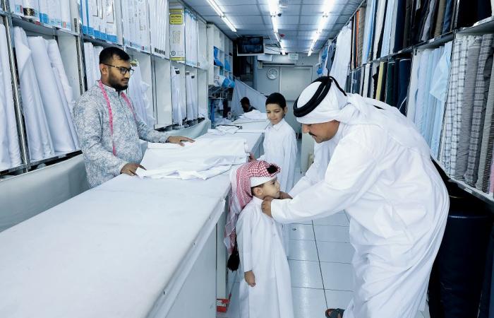 محلات الملابس والخياطة الرجالية تشهد رواجاً ليلة العيد