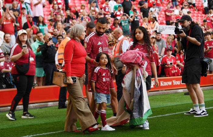 صلاح
      يغادر
      ليفربول
      أسطورةً
      من
      أساطير
      النادي