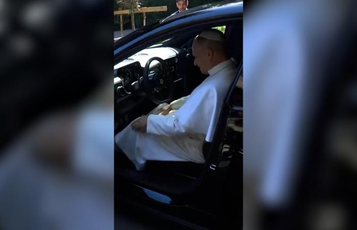 فيراري تعرض سيارتها الكهربائية الأولى أمام البابا ليو.. شاهد رد فعله