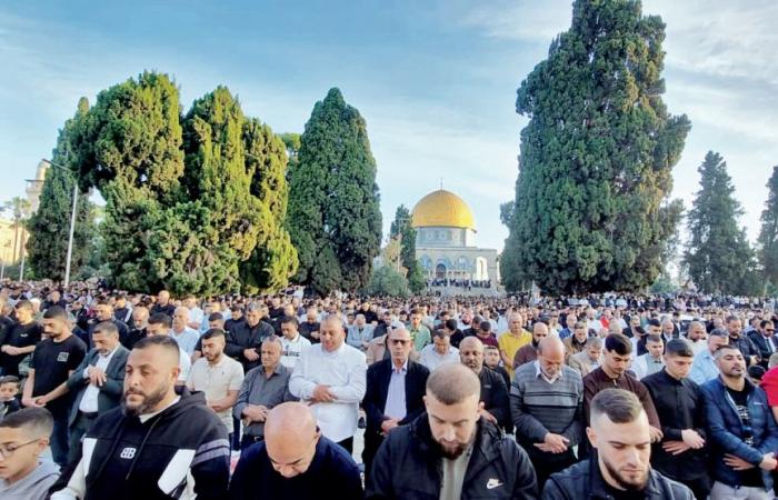 140 ألف مصلّ يؤدون صلاة الأضحى في الأقصى رغم تضييقات الاحتلال