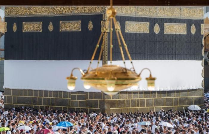 حجاج بيت الله يؤدون طواف الإفاضة في المسجد الحرام