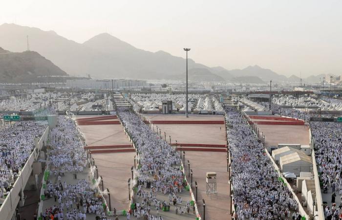 حجاج
      بيت
      الله
      الحرام
      يبدأون
      رمي
      جمرة
      العقبة
      الكبرى