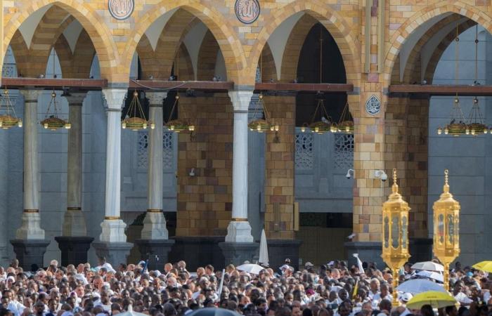 حجاج بيت الله يؤدون طواف الإفاضة في المسجد الحرام