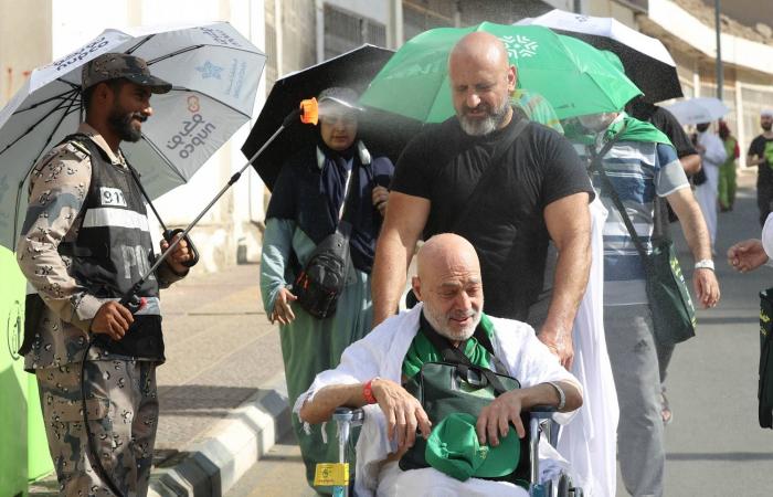الحجاج
      يتمّون
      مناسك
      أول
      أيام
      التشريق...
      والمتعجّلون
      يتأهبون
      للمغادرة