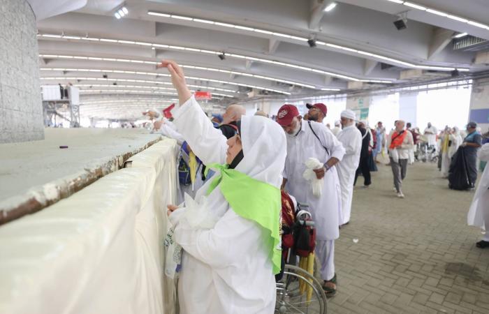 الحجاج
      يتمّون
      مناسك
      أول
      أيام
      التشريق...
      والمتعجّلون
      يتأهبون
      للمغادرة