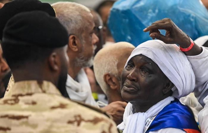الحجاج
      يبدأون
      رمي
      الجمرات
      في
      أول
      أيام
      التشريق