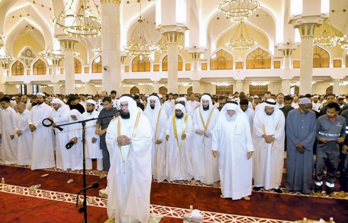 جموع المصلين يؤدون صلاة الأضحى في 733 مسجداً ومصلى
