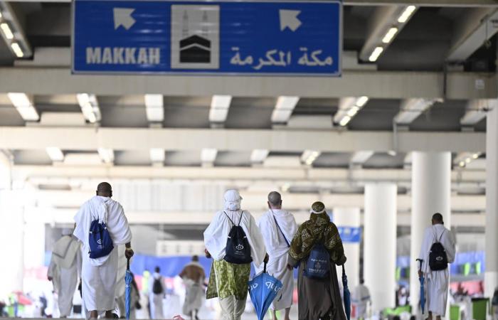 نائب
      أمير
      مكة
      المكرمة
      يُسلّم
      كسوة
      الكعبة
      للسدنة