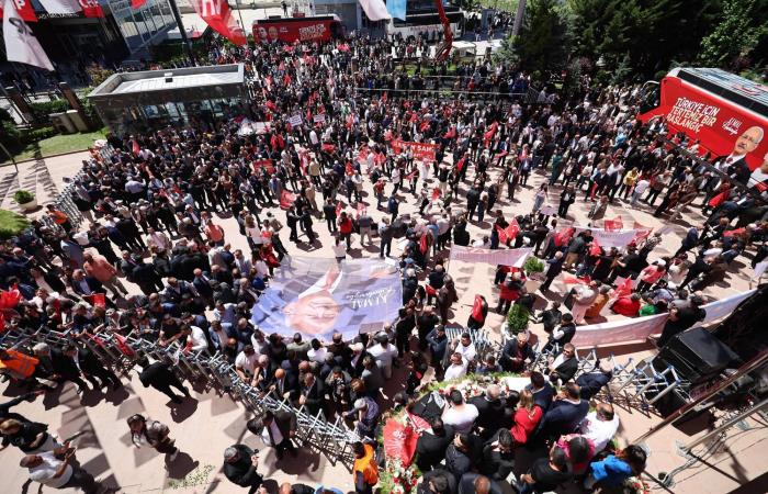 تركيا:
      انقسام
      حزب
      «الشعب
      الجمهوري»
      ينتقل
      إلى
      الشارع