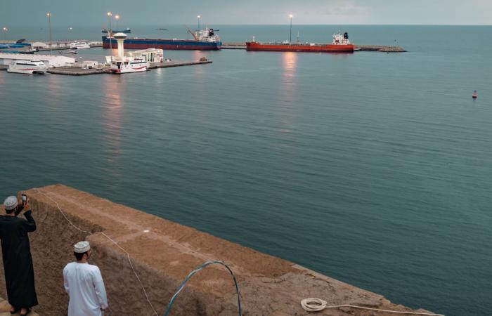 بعد تهديد ترامب لعُمان وتأكيد الأخيرة مسؤوليتها السيادية لأمن الملاحة.. السلطنة تحذّر من جسم طاف قد يكون لغما بحريا غرب مضيق هرمز