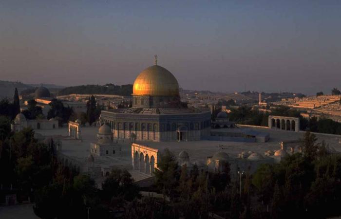 محافظة القدس: رفع أعلام الاحتلال داخل الأقصى انتهاك واضح للقانون الدولي